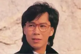 67岁香港“天王”歌星，因车祸瘫痪，如今被妻子抛弃进入老人院图片