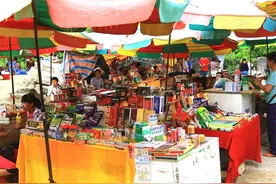 中越边境摆摊的越南姑娘，贩卖的物品让国人反感，看到商品后笑了图片