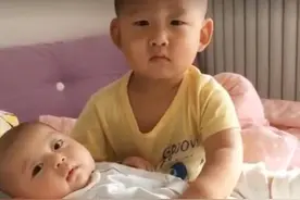 3岁哥哥哄3个月弟弟睡觉，结果把自己哄睡着了，弟弟表情生无可恋图片