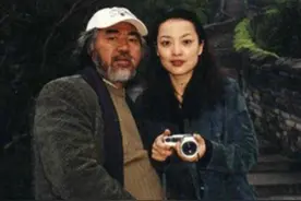 邋遢大叔张纪中遇上青春美少女，恩爱26年后，因为钱大打出手图片