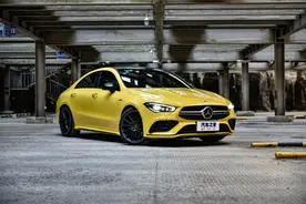 400牛·米+四驱，4.9秒能破百，这台奔驰CLA 35回头率太高了图片