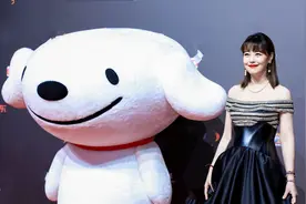 曾为爱疯狂叛逆，至今不婚不育，53岁周海媚大秀香肩气质艳压红毯图片