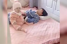 超贴心萌娃安抚宝妈睡觉，爸爸开门的一瞬间，娃的一个举动引高赞图片