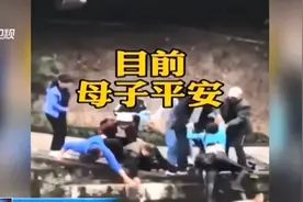 母亲托举孩子的姿势成为永恒的雕塑图片