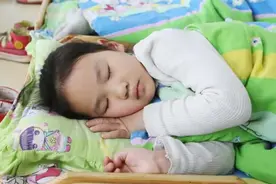 幼儿园取消午睡，引起家长十分不满，老师解释后家长才放心图片