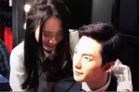 辣眼不适！女子上下其手骚扰杨洋蜡像，脸部凑近解扣子一通乱摸图片