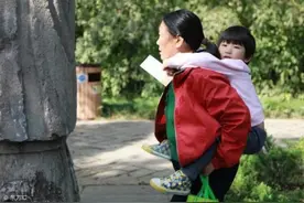 老人带孙子吃饭占便宜，服务员无奈忍气吞声，旁人的举动很解气图片