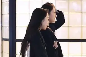 俩个漂亮的小姐姐一身时尚女装，高雅又自信图片