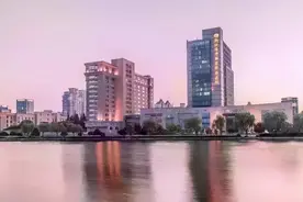 孩子坐飞机时哭闹，可能并不是因为不懂事...图片
