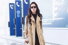 微胖女生秋季怎么穿？试试今年超火的“风衣+长裙”，显瘦又洋气图片