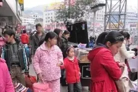 校门口接娃放学的“睡衣妈妈”，方便了自己，伤害了孩子的自尊图片
