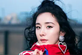 女生再懒也别总披头散发，试试这4款流行发型，不仅减龄还显脸小图片