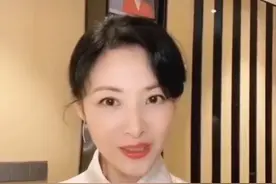 52岁主持人周涛罕晒近照，被指美颜滤镜开太过？网友直呼认不出图片
