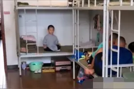 小男孩在宿舍“打坐”，一本正经的样子惹人笑，网友：像极了唐僧图片