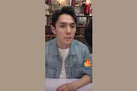 李佳琦直播未开美颜素颜出镜，肤色暗沉略显憔悴，五官依旧帅气图片