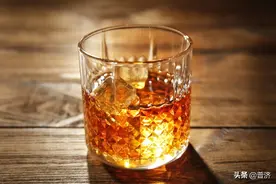 家里酿果酒：枇杷熟了酿美酒，味道甘洌惹人醉图片