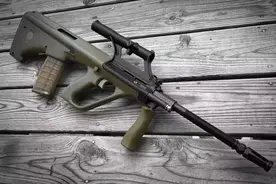 轻武器：无托步枪的代表作，非常知名的AUG突击步枪图片