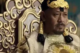 58岁姜文新片造型突破大！两个小辫子太娇俏，不似以往酷帅形象图片