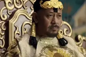 58岁姜文新片造型突破大！两个小辫子太娇俏，不似以往酷帅形象图片