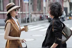 女人过了50岁，就放弃打底裤吧！学三木妈穿这4条裤子，更高级图片