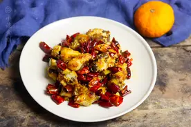 鱼肉不是清蒸就是红烧，吃腻了试试这做法，鲜辣爽口，下饭特解馋图片