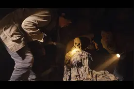 《龙岭迷窟》胡八一和胖子发现的尸骨原来就是鹧鸪哨遍寻不到的他图片