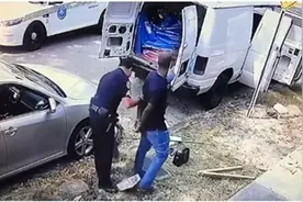 美国黑人医生准备为流浪汉送物资，警察却不由分说给他戴上了手铐图片