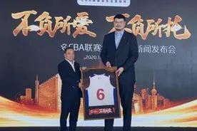 男篮的损失，14岁男孩身高2米21，两个原因透出他不适合篮球图片