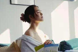钟丽缇大女儿晒浴照，领口拉低太敢穿，露出大腿却粗壮的像男人图片