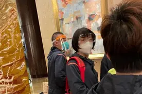 国乒太励志！坐经济舱打世乒赛累惨，对比国足包机住豪华酒店扎心图片