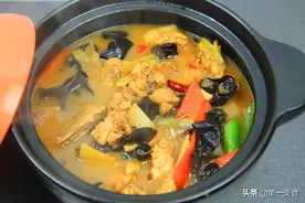 砂锅鸡这样做才好吃，学会这个方法，鸡肉鲜嫩不腥，汤汁浓香四溢图片