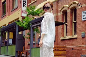 乡村爱情》中她长的最直溜，街拍超洋气，你能猜出她是谁吗？图片