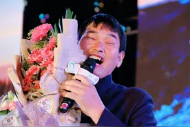 大衣哥红颜知己袁庆：见面送双人床，唱情歌、逛街，让老婆守空房图片