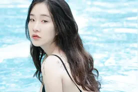 泳池里的性感美女写真图片