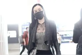 52岁的钟丽缇一点不显老，穿黑色皮衣凹出“御姐”派头，气场也强图片