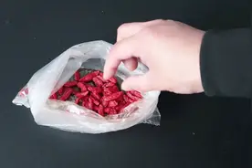 家里保存枸杞容易发霉发粘？教你一招，保存一年都不会坏视频封面