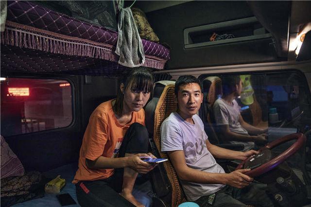 “青藏线只要敢来，就能赚钱”，道路的艰险，让卡车司机望而却步的同时，也使运价水涨船高