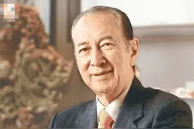 何猷启跟新欢约会，女方不得赌王三太欢心，人多时与男方保持距离图片