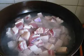 炖肉时的浮沫，到底是精华还是脏东西？要不要撇去，看完涨知识了图片