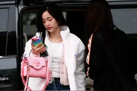 吴宣仪放飞自我？穿土味鞋子惹争议，腿长就是任性图片