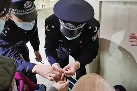 【守护万家平安】太帅了！九旬老人地铁扶梯上摔倒“白衬衣”警察飞身按下急停按钮图片