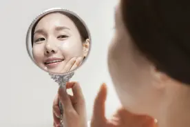 45岁女子，尝试每天敷点蛋清美白淡斑，6个月后她的脸怎样了？图片