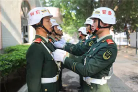 走近武警纠察兵：白头盔下的青春和担当图片