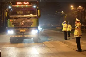 从严落实“十条铁规”！西安公安交警市区多点位夜查渣土车图片