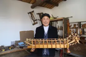 木头有灵性：黄骅76岁乡村木雕艺人诠释“小木雕里有大乾坤”图片