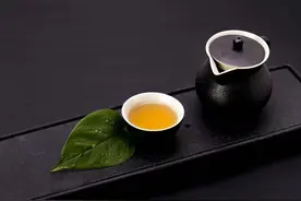 心理学：男人心里藏着其他异性，3种身体语言是藏不住的图片