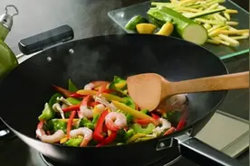 炒菜时，先放盐还是后放盐？大厨：牢记4点，炒什么菜都美味图片