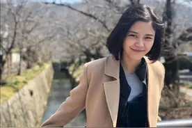 出生40天被扔给姥姥抚养，她随母姓岳，今靠跑龙套反哺妈妈岳红图片