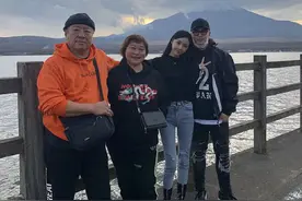 潘玮柏26岁空姐妻子身材火辣，因46万包曝光恋情，穿奢侈品被嘲土图片