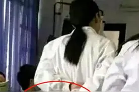 学医女生胆子有多大，看到她们上课的日常，同班男生都自愧不如图片